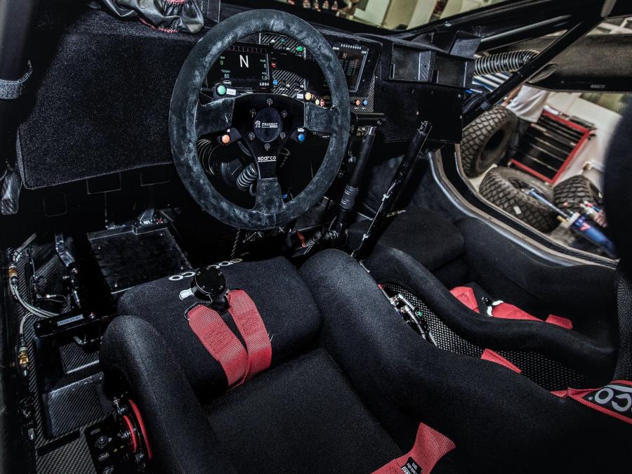 Интерьер Peugeot 2008 DKR 2015 года  (фото 7 из 29)